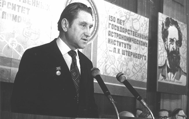 Проф. Е.П.Аксенов выступает на научной конференции, посвященной 150-летию ГАИШ.