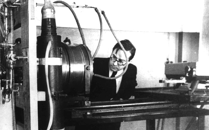 Проф. Г.Ф.Ситник (1911-1996) работает с моделью абсолютно чёрного тела. Кучино, 1947г.
